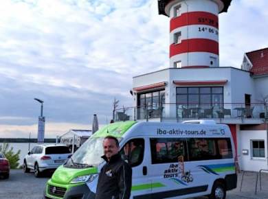 Bus vor dem LeuchtTurm Hotel