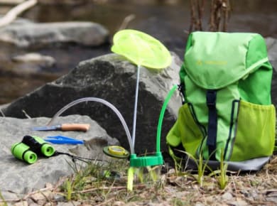 Entdeckerrucksack für Forscherkids - mit Kescher und Becherlupe am Bach und in der Wiese unterwegs
