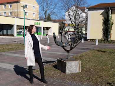 Gästeführerin an Sonnenuhr