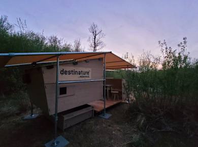 Die destinature Mini-Hütte im Dinopark: Wenn die Dämmerung kommt, wird es ruhig.