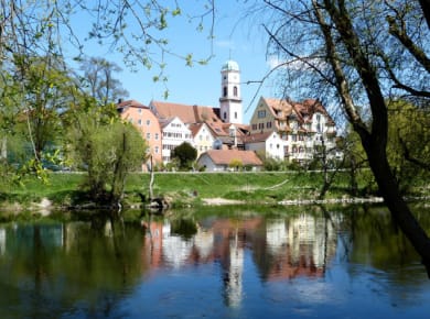 Sommerlicher Blick über die Donau auf Silhouette von Stadtamhof