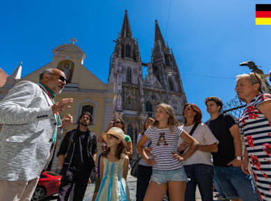 Blick auf Domtürme und im Vordergrund eine Gruppe von Menschen während einer Stadtführung