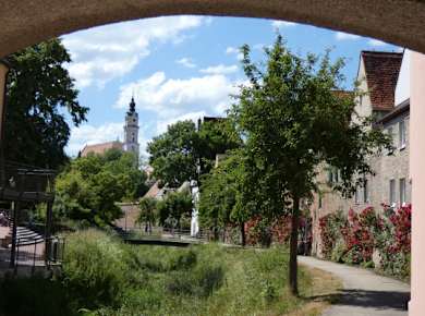Blick entlang der Stadtmauer, kleine Wörnitz