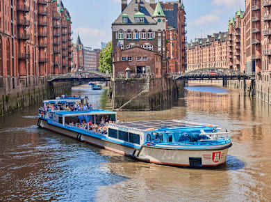 Mit der großen Barkasse durch den Hamburger Hafen
