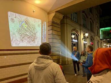 Der moderne Leipzig Nachtwächter: unterwegs mehrmals große Projektionen mit neuem Blick in die Geschichte statt Hellebarde und Anekdoten.