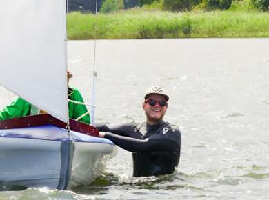 sicher begleitend, der Traner ist bei dir