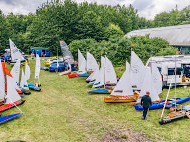 Unterschiedliche Boote, unterschiedliche Wege – gemeinsam auf dem Wasser.