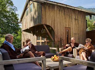 Outdoor-Ruheraum über dem Wildbach
