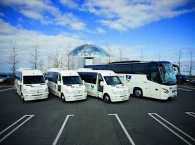 Flughafenbus vom Zentrum von Reykjavik zum internationalen Flughafen Keflavík