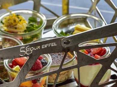 Audiogestützte Tour durch den Eiffelturm mit Mittagessen