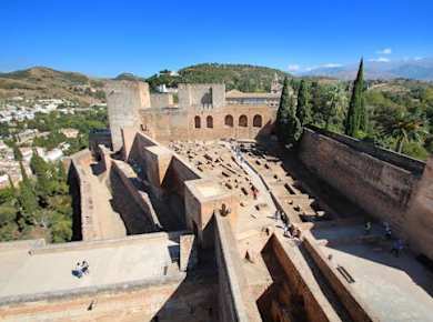 Tickets ohne Anstehen und Audioguide für die Alhambra, den Palast Karls V., Generalife und Alcazaba