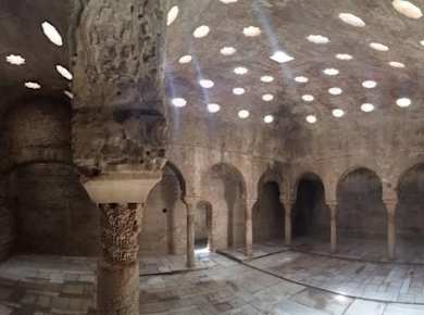 Mittelalterliche Paläste und maurische Häuser gegenüber der Alhambra