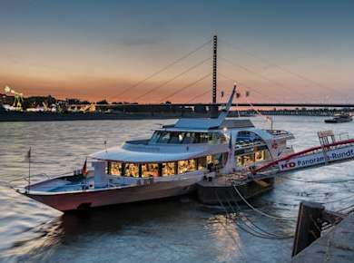Abendliche Bootsfahrt in Düsseldorf