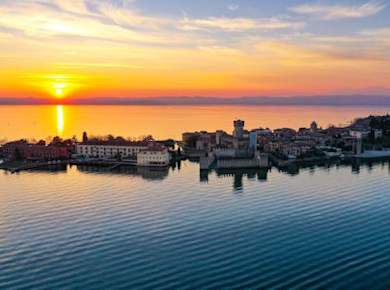 Halbtägige Bootstour zu den Schlössern des Gardasees und Weinprobe in Bardolino