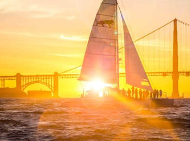 Segelkreuzfahrt bei Sonnenuntergang in San Francisco