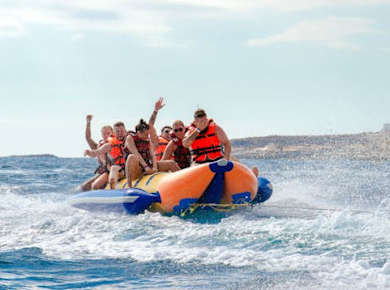 Wassersportaktivitäten am Playa Fanabe auf Teneriffa