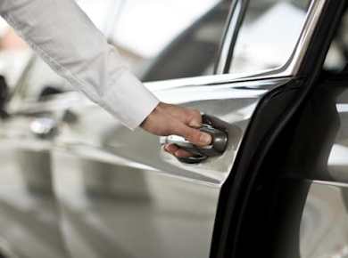 Privater Transferservice von den Pariser Flughäfen in einer Luxuslimousine