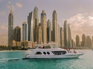 Dubai Marina 2-stündige Yachttour am Morgen oder im Mondschein