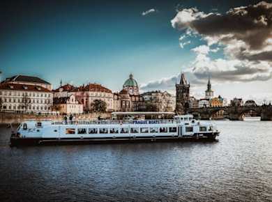 Prag bei Nacht: Dinner-Kreuzfahrt