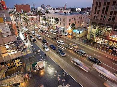 Tauchen Sie bei einer selbstgeführten Audiotour in die spannende Geschichte und die verborgenen Schätze des Hollywood Boulevards ein
