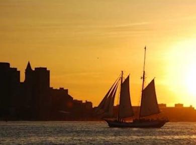 Boston Harbor Liberty Star Segelerlebnis bei Sonnenuntergang