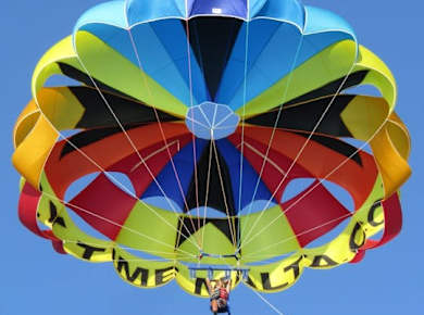 Parasailing-Erlebnis auf Malta