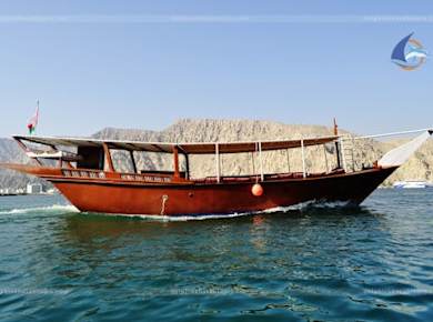 Ganztägige Dau-Kreuzfahrt mit Getränken und Mittagessen zu den Fjorden von Musandam