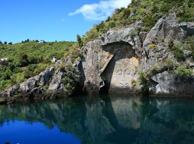 10.30 Uhr Bootsfahrt mit malerischen Ngātoroirangi-Māori-Felszeichnungen