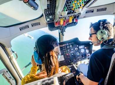 Spaziergang durch die Altstadt von Lissabon, Helikopterflug und Segeltour am Wasser