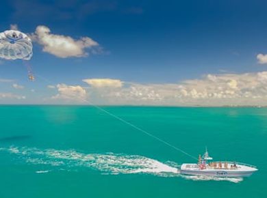 Tagesausflug nach Key West mit Parasailing-Abenteuer