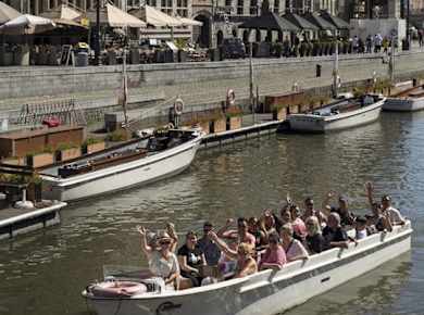 Guided boat trip in the historic center of Gent