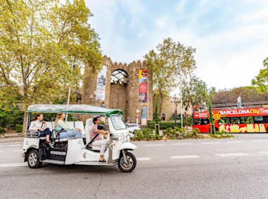 3-hour expert tour of Barcelona in a private electric tuk-tuk