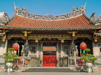 2-hour Longshan Temple walking tour with a private guide