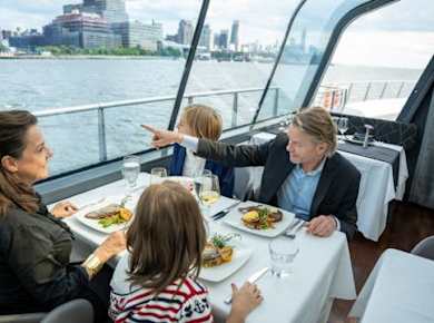 Bootsfahrt zur Bateaux-Freiheitsstatue mit Mittagessen