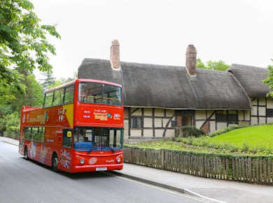 Stadtrundfahrt mit dem Hop-on-Hop-off-Bus in Stratford-upon-Avon