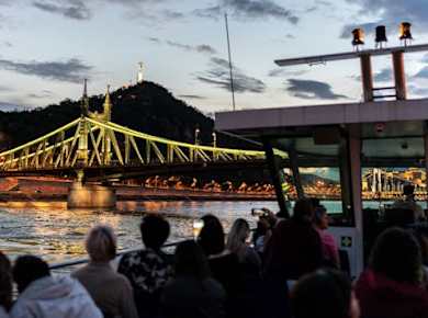 Budapest: 1-stündige Sightseeing-Bootsfahrt am Abend