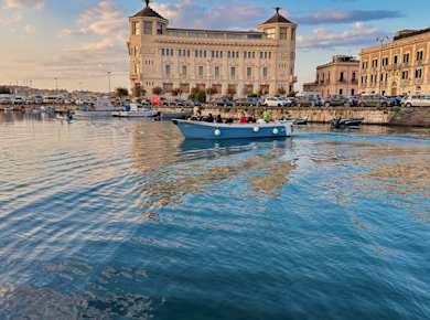 Guided boat excursion to Ortigia Island and Sea Caves