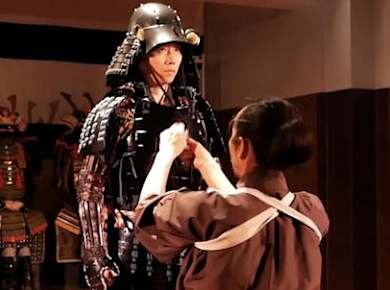Rüstungserlebnis im Samurai Theater in Tokio