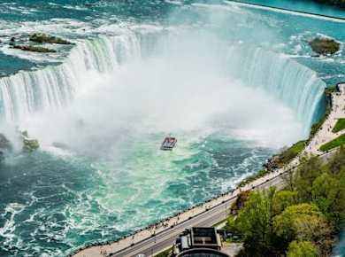 Niagara Falls day tour with boat cruise from Toronto