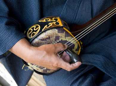 Okinawa Bar Hopping Tour mit Sanshin Live Musik in Koza