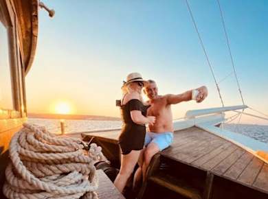 Sonnenuntergangs-Bootsfahrt auf Rhodos mit griechischem BBQ und unbegrenzten Getränken