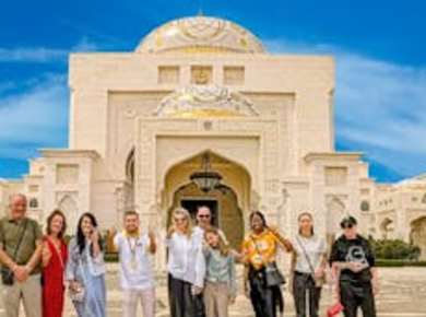 Führung durch die Sheikh Zayed Moschee und Qasr Al Watan mit Abholung