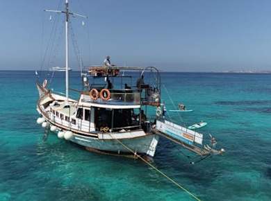 Azure cruise in Kefalonia with hidden beaches and Greek lunch