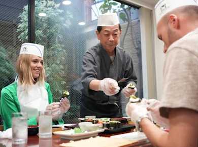 Sushi-Kochkurs in einem jahrhundertealten Sushi-Restaurant in Tokio