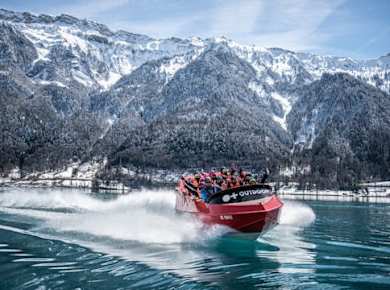 Winterliche Jetbootfahrt auf dem Brienzersee
