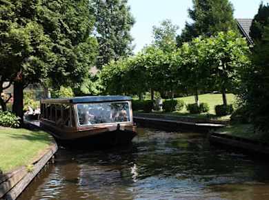 Höhepunkte: Kanalrundfahrt und selbstgeführte Besichtigungstour in Giethoorn