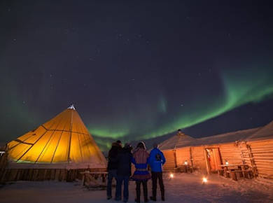 Abendessen in einem Rentiercamp und Nordlichter