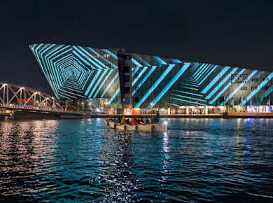 Bootsfahrt im offenen Boot des Amsterdam Light Festival mit Audioguide