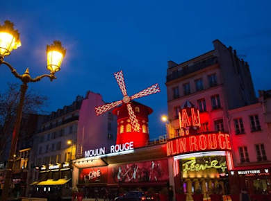 Tickets für die Moulin Rouge-Show und die Sightseeing-Kreuzfahrt