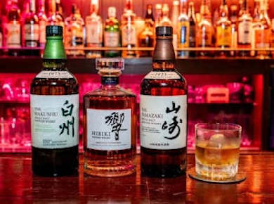 Bar-Erlebnis bei Nacht in Tokio